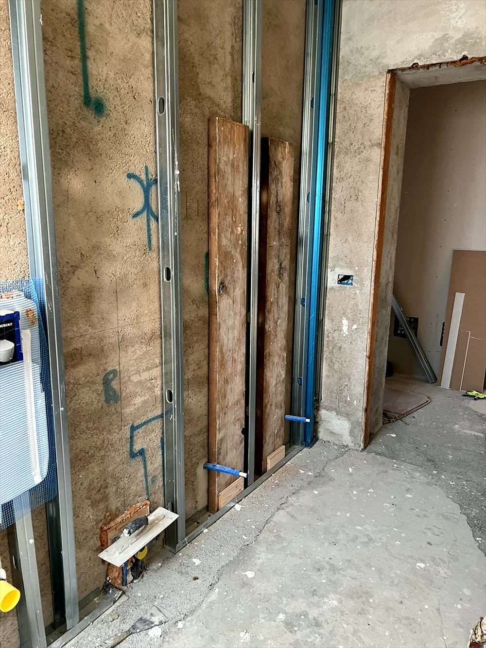 Ristrutturazione bagno: predisposizione parete sanitari con struttura metallica e tubazioni