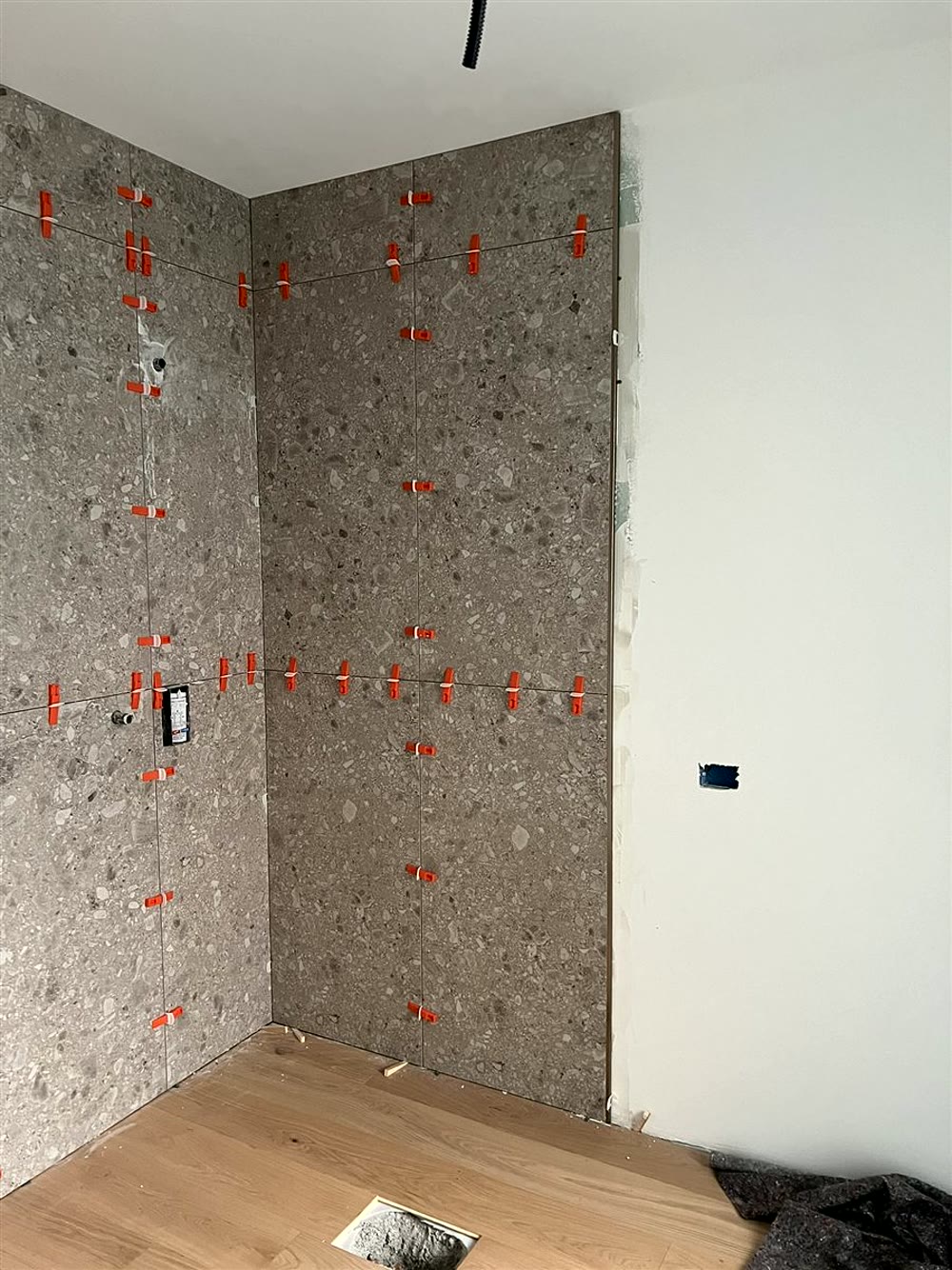 Ristrutturazione bagno: posa piastrelle a parete con distanziatori