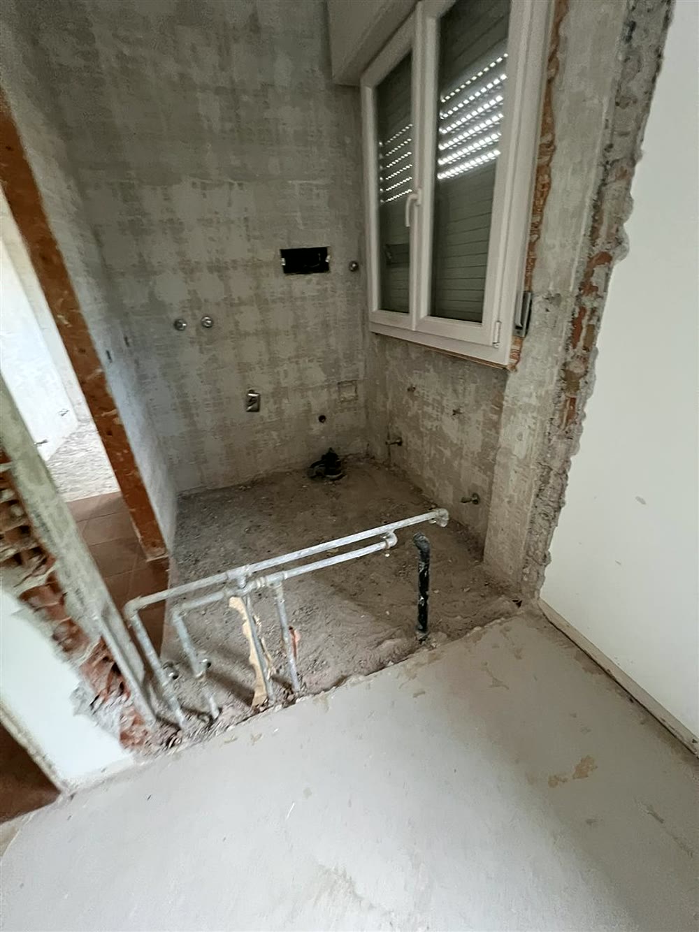 Ristrutturazione bagno: locale demolito con predisposizione tubazioni idrauliche a vista