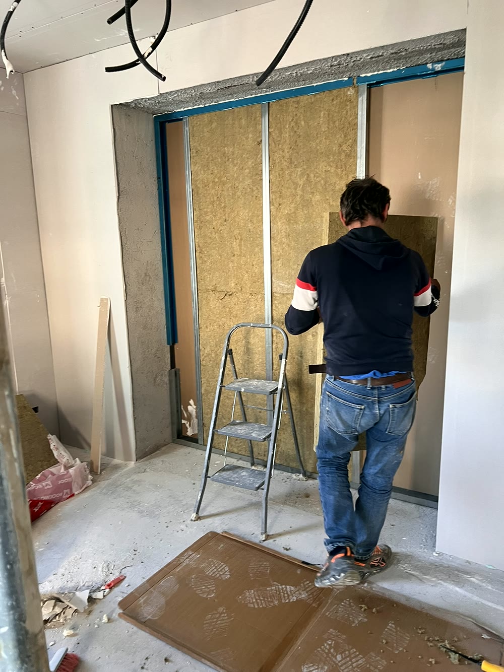 Cartongessi e controsoffitti: struttura in cartongesso in fase di montaggio