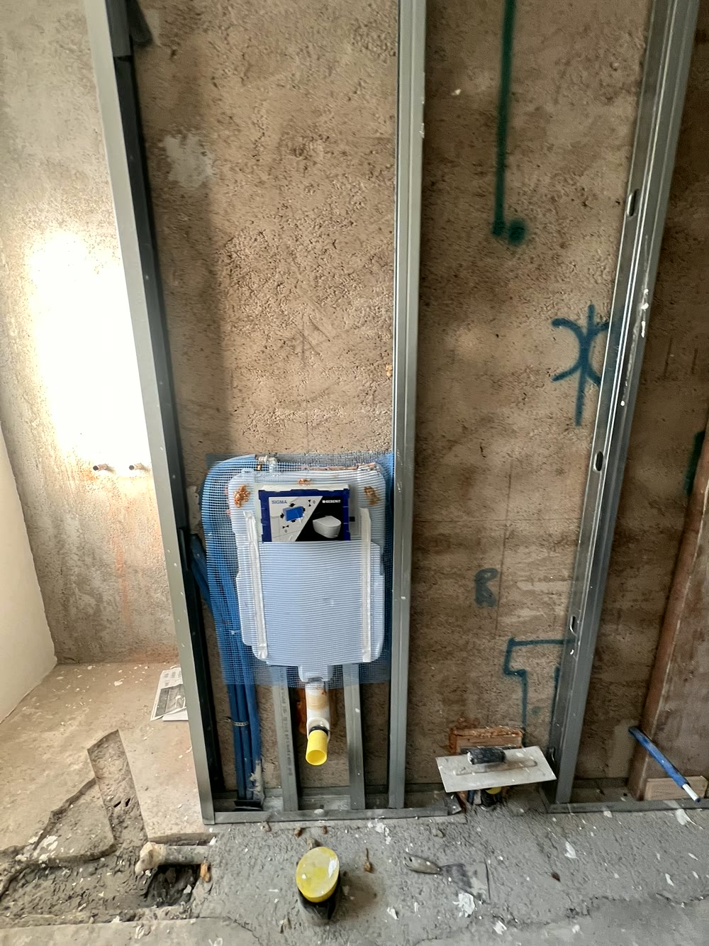 Cartongessi e controsoffitti: controsoffitto con orditura metallica e lastra in posa su trabattello