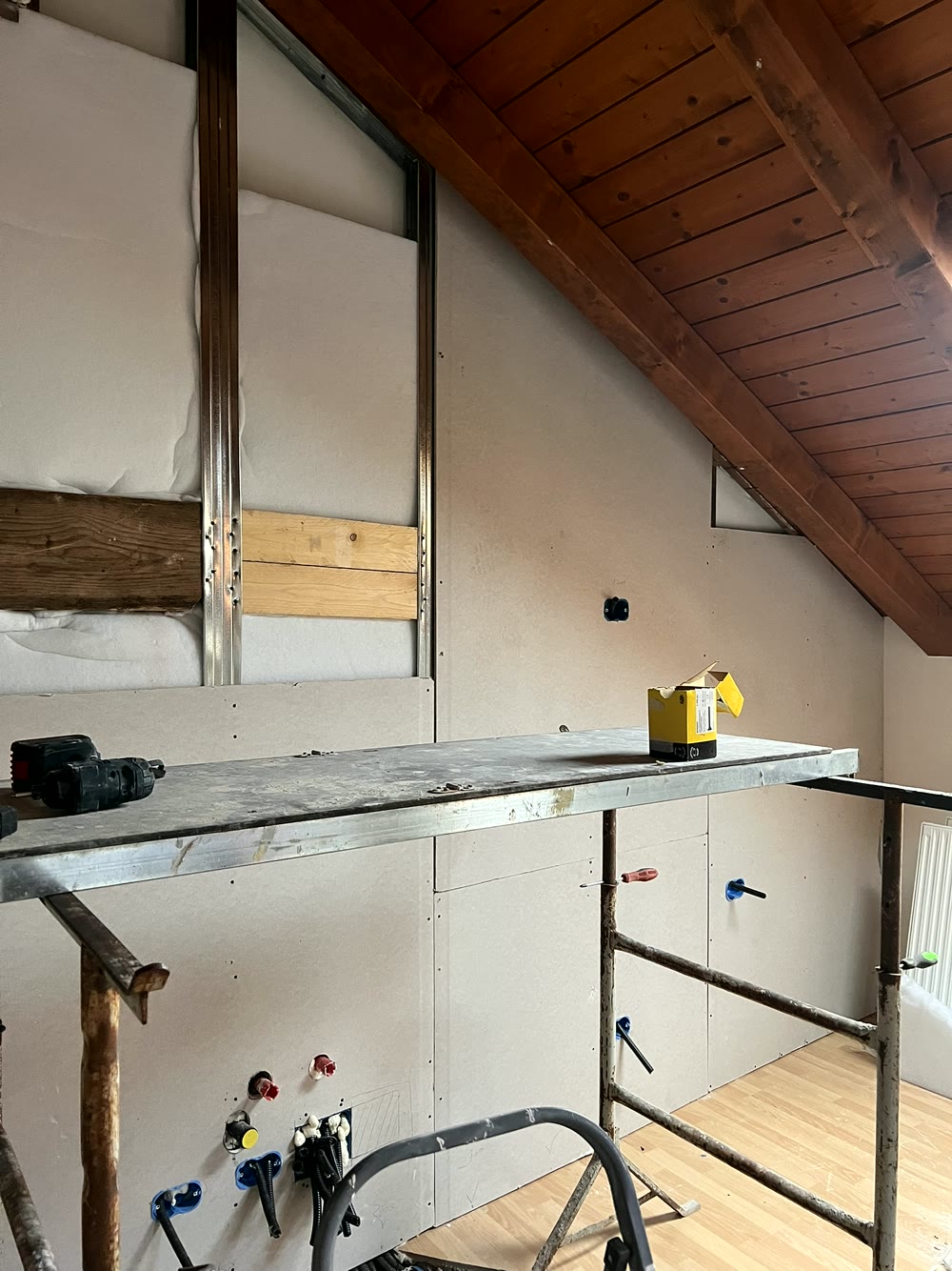 Cartongessi e controsoffitti: parete in cartongesso con predisposizione per prese e quadro elettrico