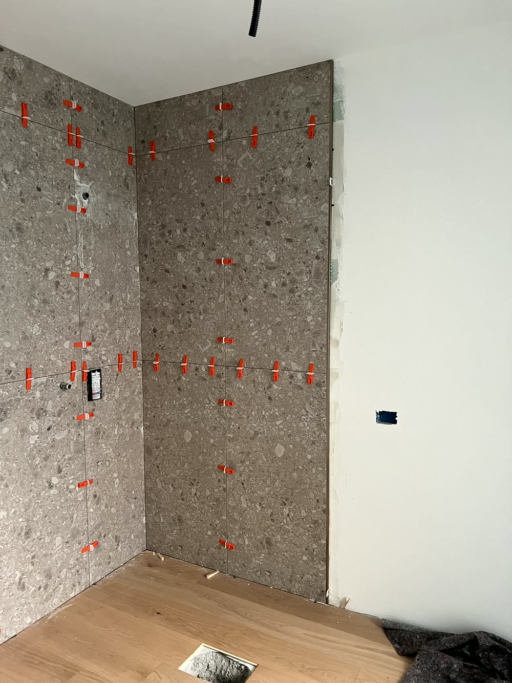 Cartongessi e controsoffitti: controsoffitto curvo in cartongesso in un ambiente open space
