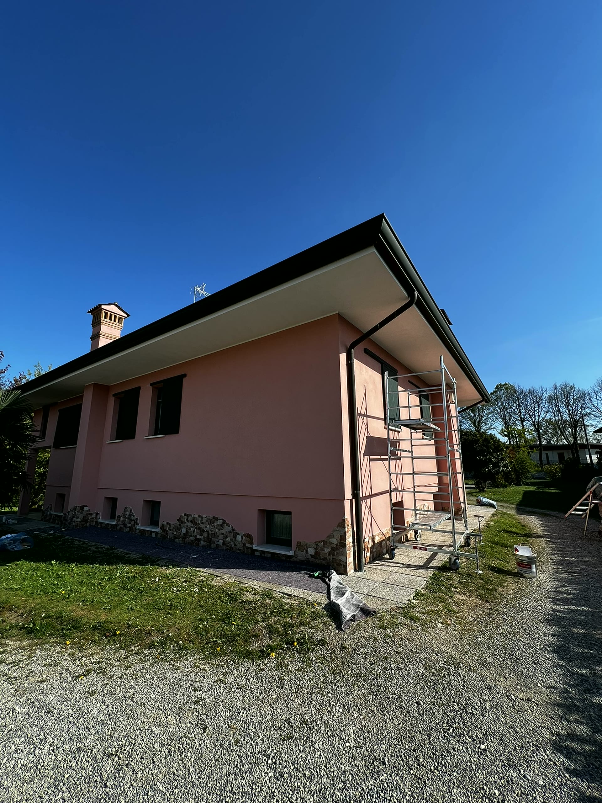 Facciate e cappotto termico: prospetto di palazzo storico rasato