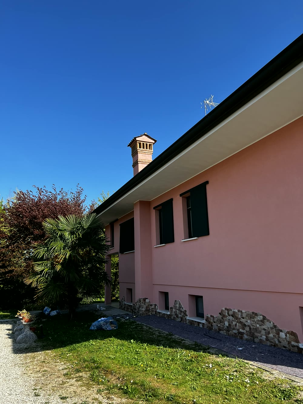 Facciate e cappotto termico: facciata in fase di rasatura