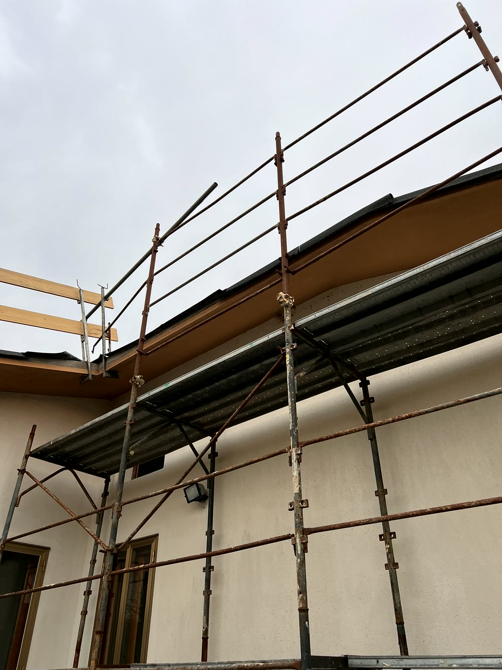 Facciate e cappotto termico: ponteggio montato su facciata di edificio