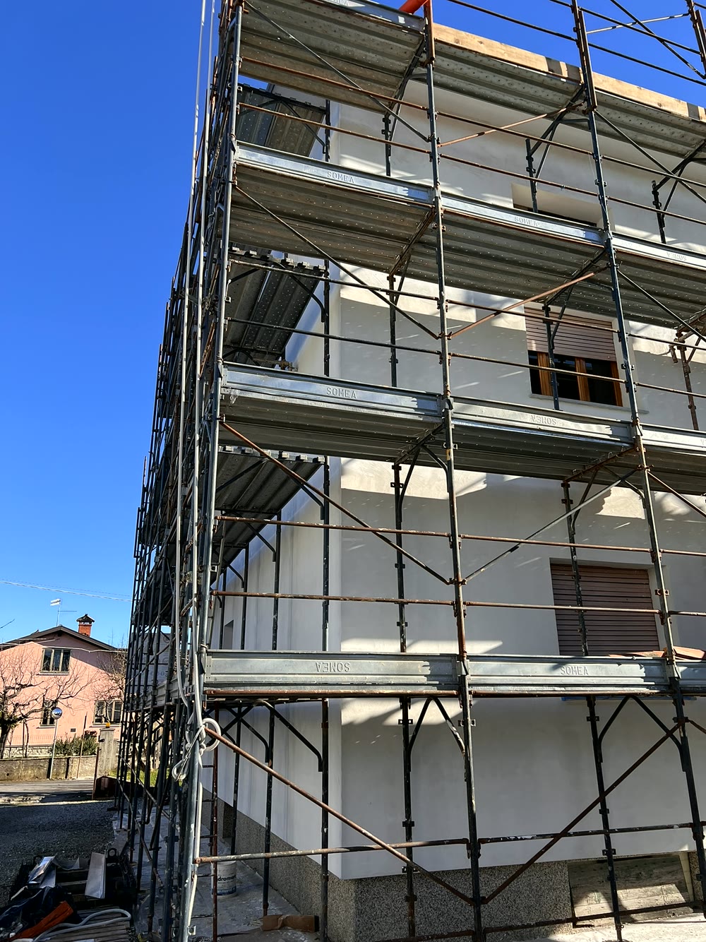 Facciate e cappotto termico: facciata di edificio da ristrutturare