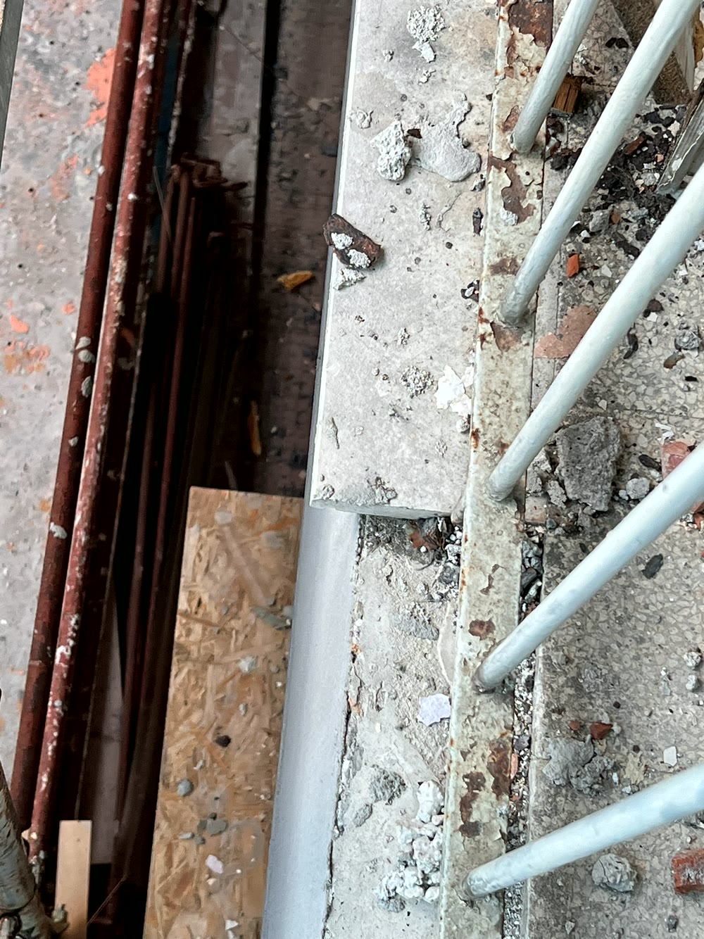 Facciate e cappotto termico: facciata di palazzo con tinteggiatura parzialmente rinnovata
