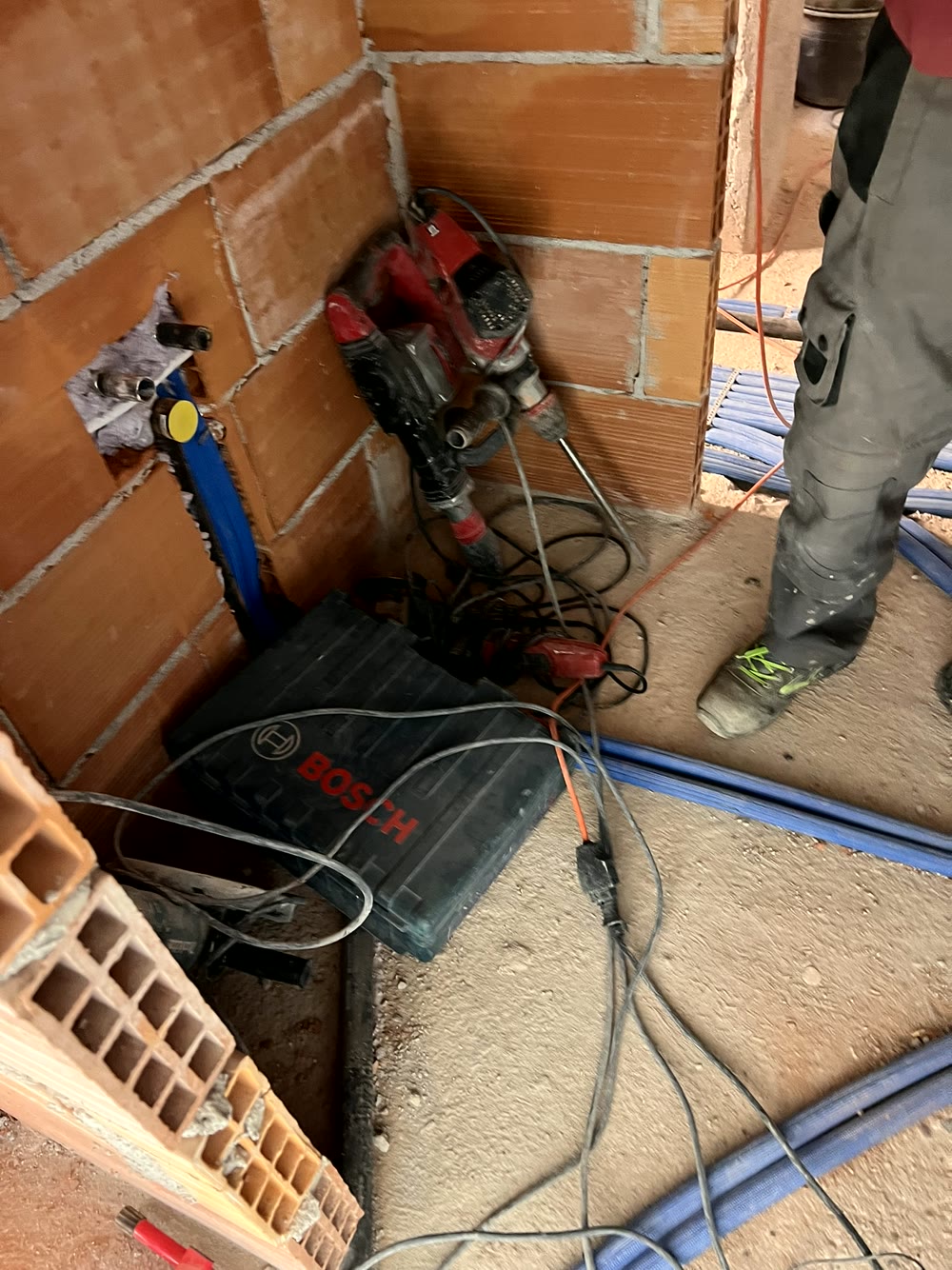 Facciate e cappotto termico: ponteggio laterale con gronda in legno rinnovata
