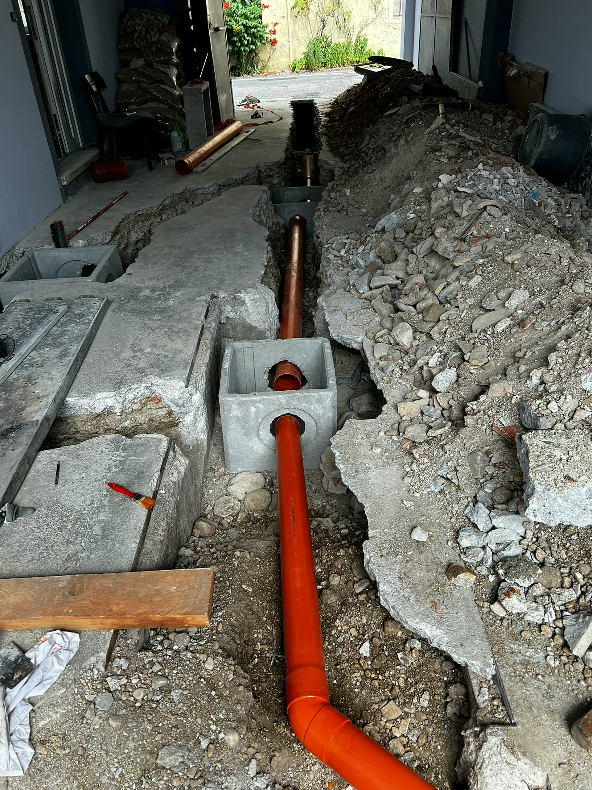 Impianti elettrici e idraulici: parete con tracce e tubi corrugati per impianto elettrico