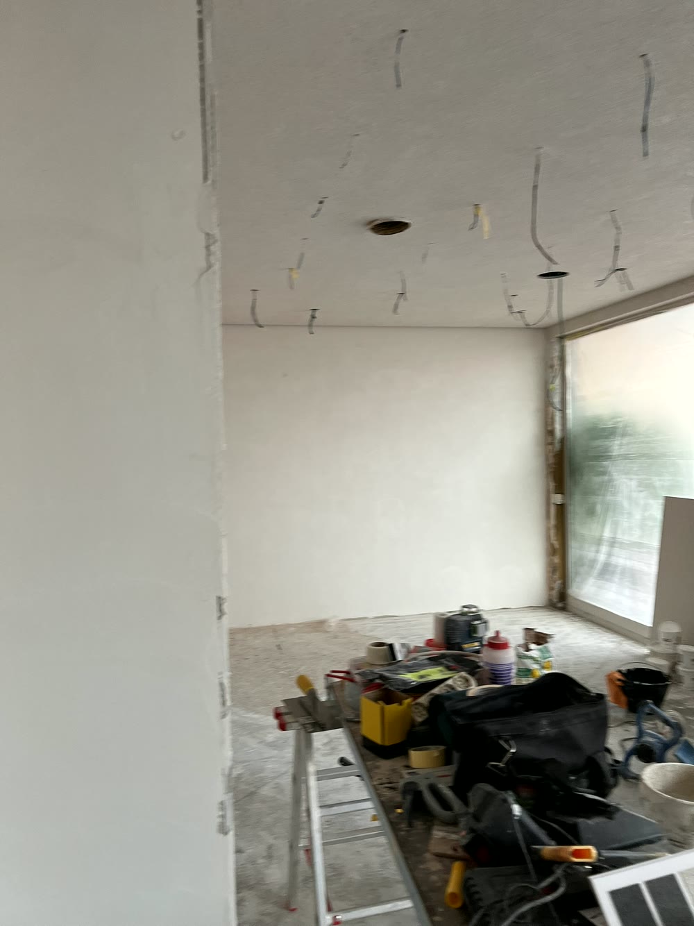 Impianti elettrici e idraulici: tubi corrugati blu dell'impianto elettrico a parete