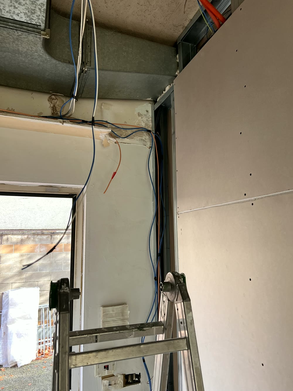 Impianti elettrici e idraulici: scatola di derivazione e cavi elettrici a parete