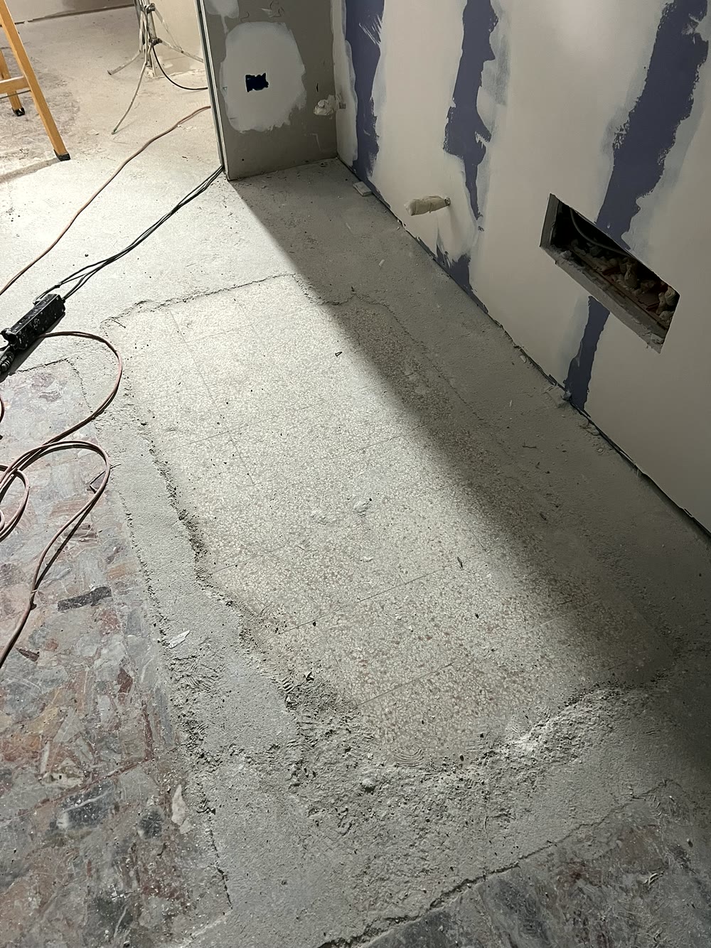 Impianti elettrici e idraulici: posa di tubazioni corrugate per impianti in esterno