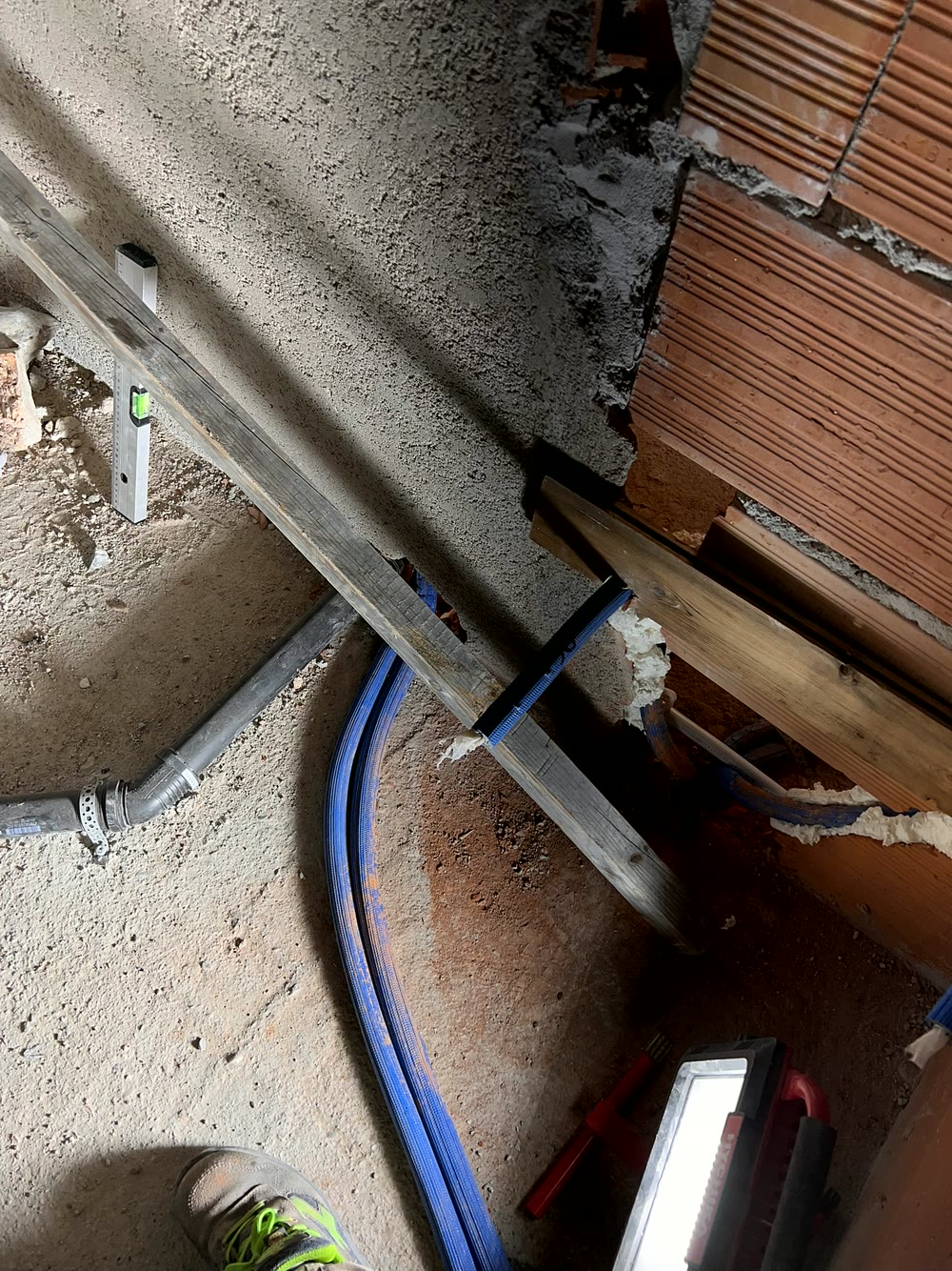 Impianti elettrici e idraulici: tubazione idraulica corrugata posata in trincea in un ambiente in ristrutturazione