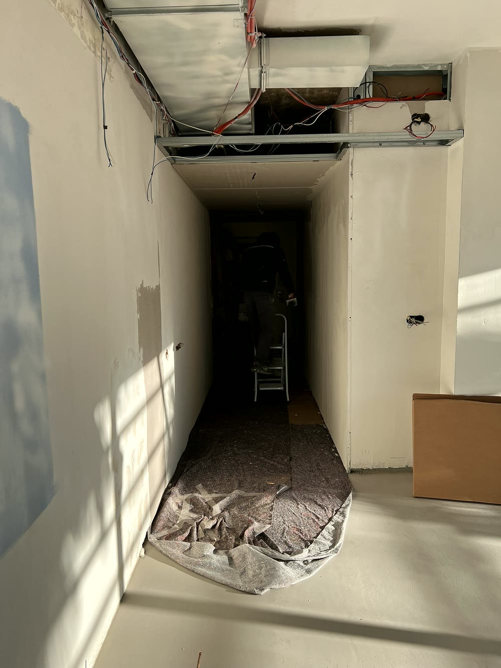 Impianti elettrici e idraulici: traccia a pavimento con tubazioni per impianto idraulico ed elettrico