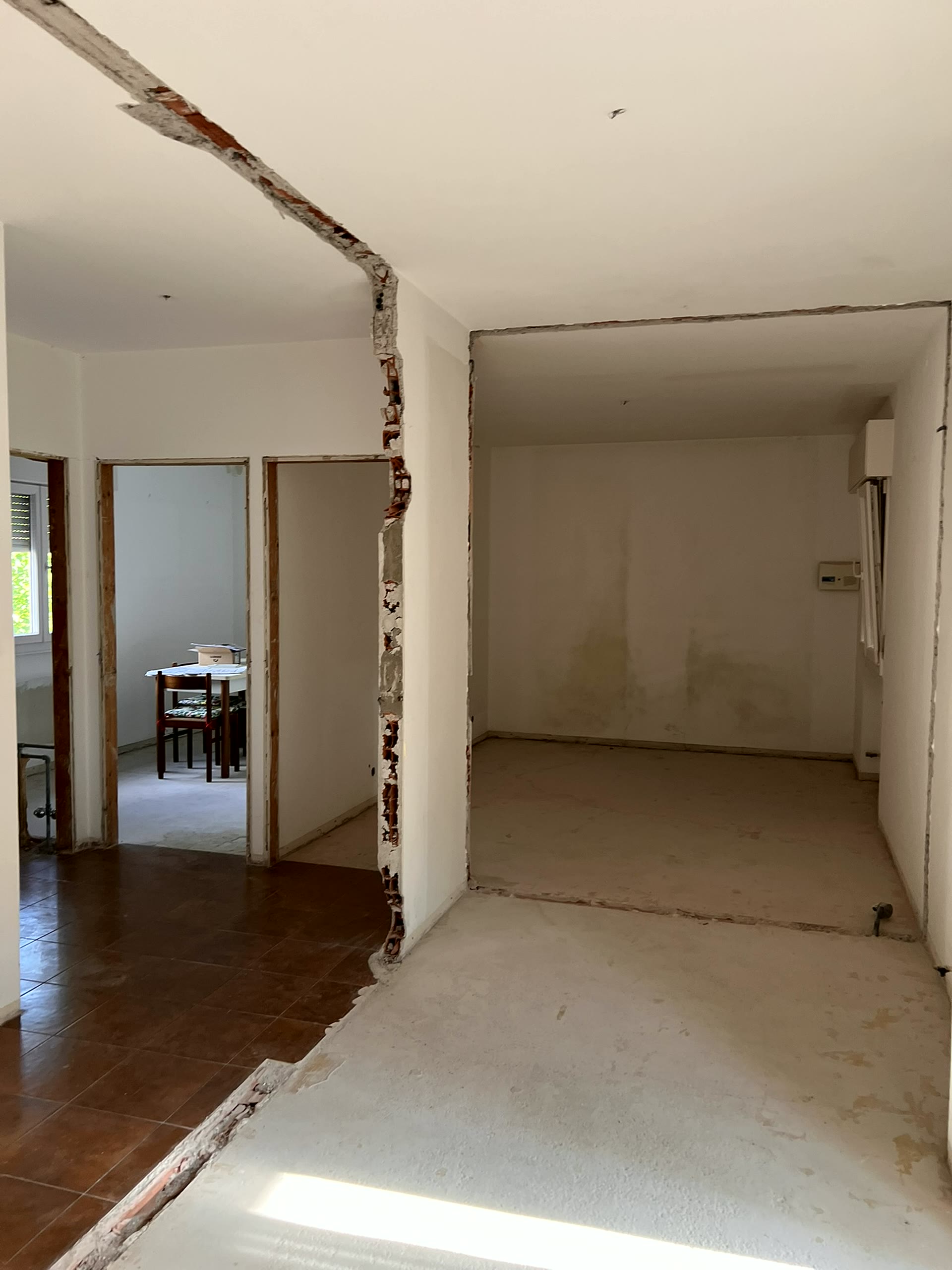 Ristrutturazione interni: stanza intonacata e rifinita con finestra