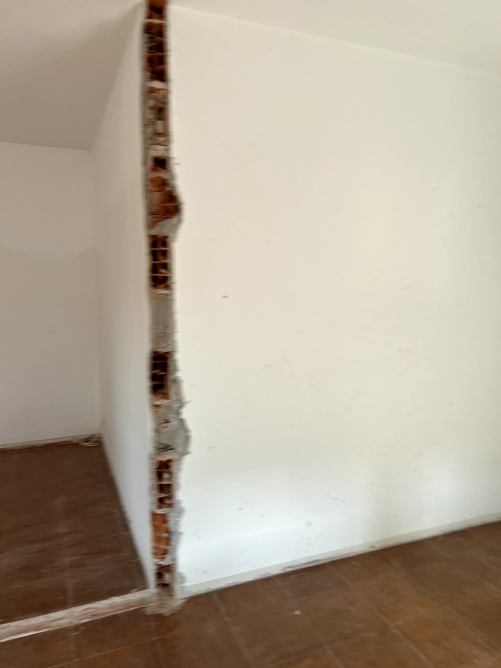 Ristrutturazione interni: ambiente in fase di ristrutturazione con soffitto in cartongesso, pavimento in massetto grezzo e materiali di lavorazione a terra