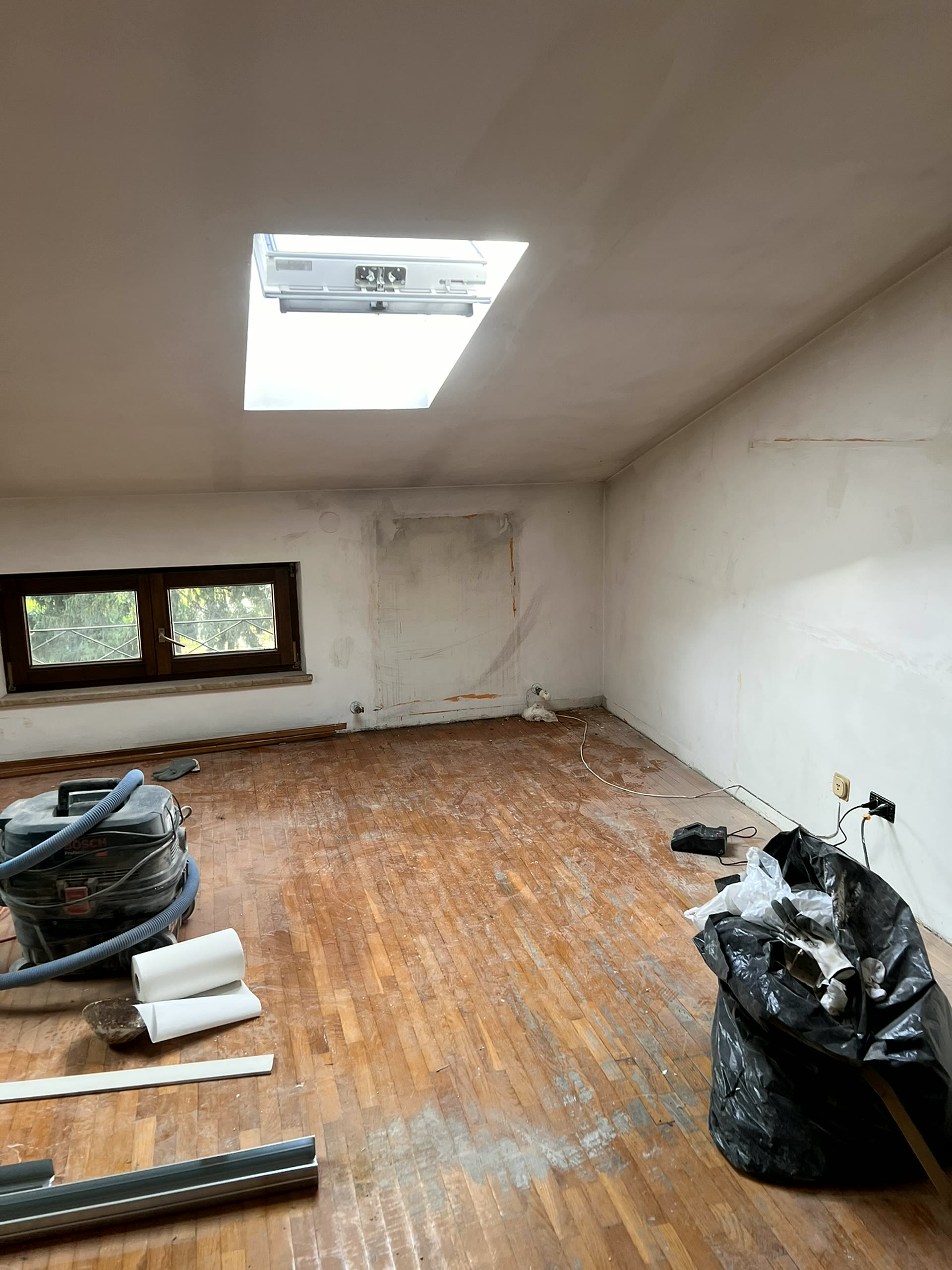 Pavimentazioni: getto di massetto autolivellante in ambiente interno
