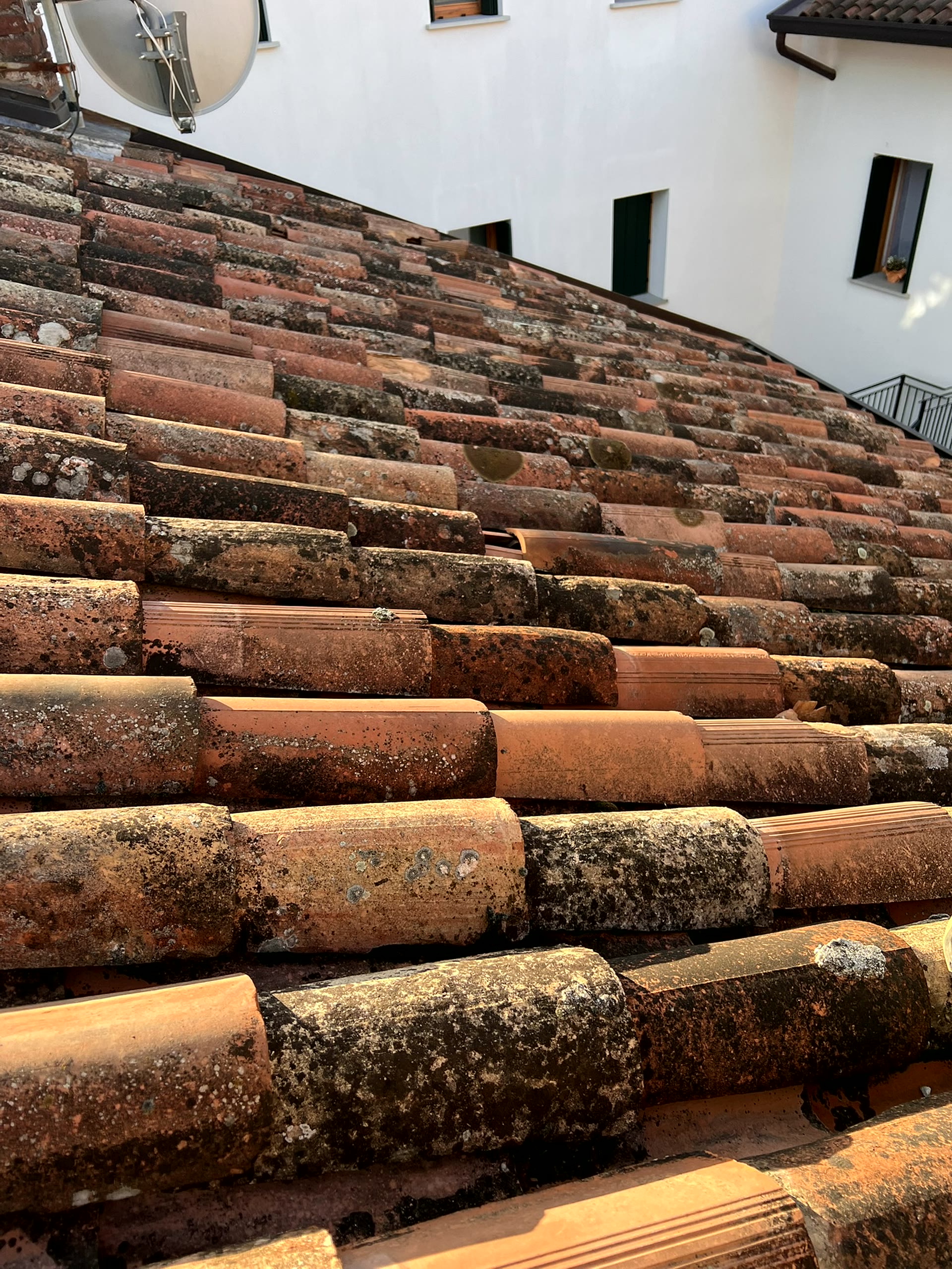 Tetti e coperture: copertura piana con guaina impermeabilizzante e comignolo