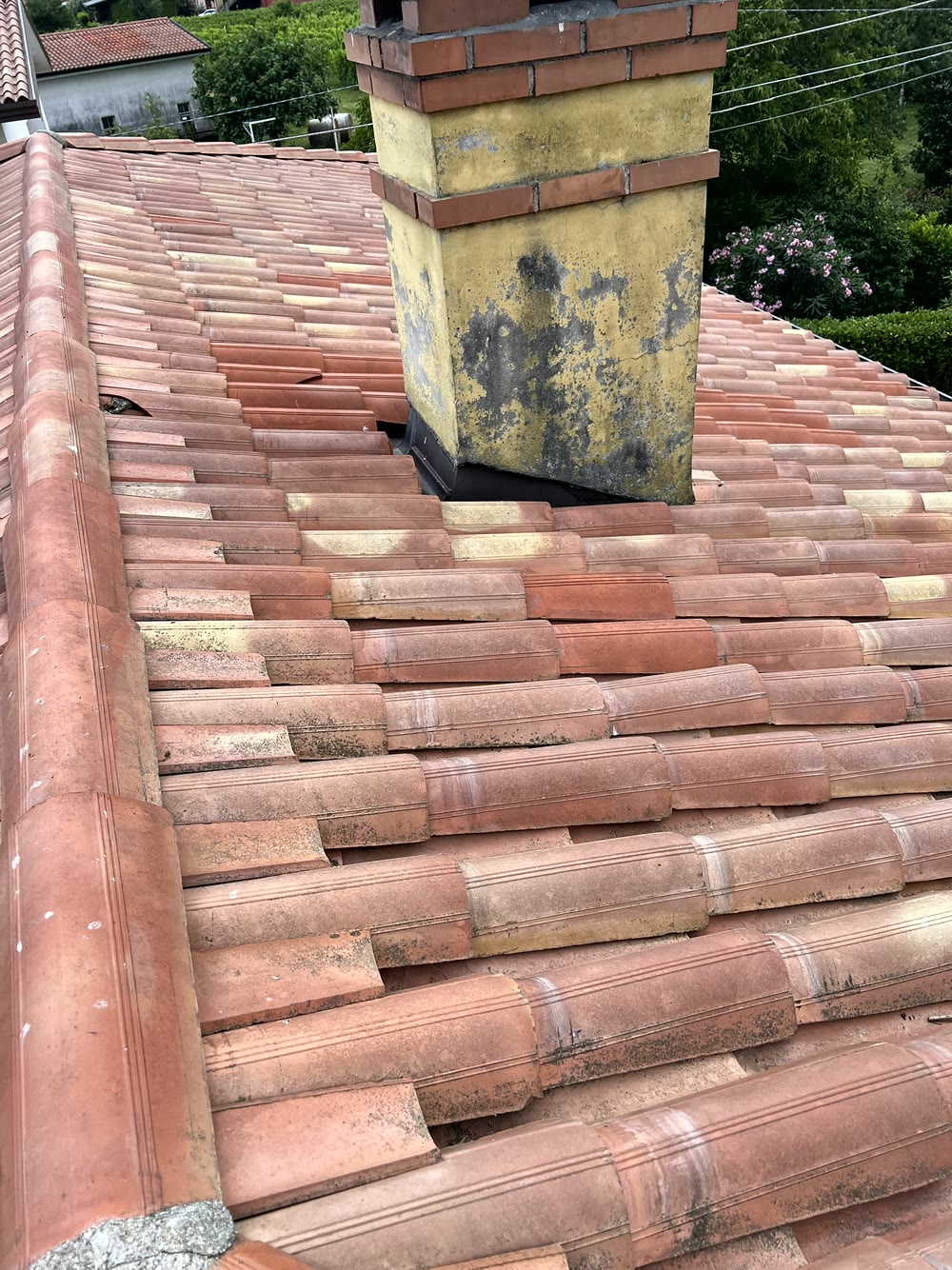 Tetti e coperture: copertura piana con guaina bituminosa e comignolo in laterizio