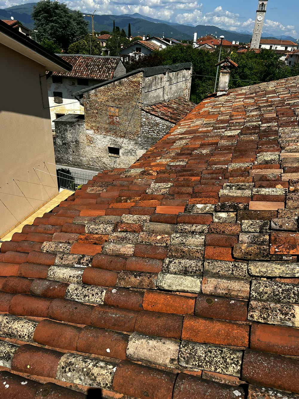 Tetti e coperture: dettaglio copertura in coppi con comignolo e antenna